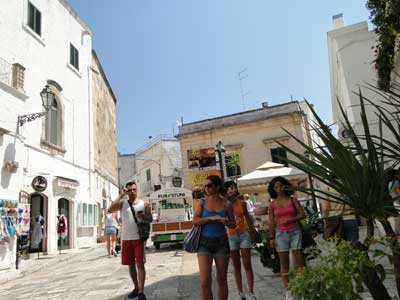 Turisti per le vie di Ostuni